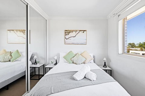 Serene Double Room In Revesby - Mins To Eateries & Shops - Shared Bathroom - Redcliffe Tourism 1
