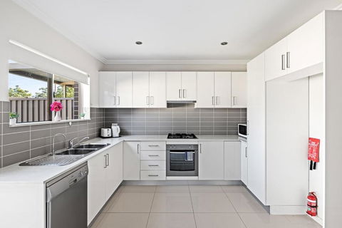 Serene Double Room In Revesby - Mins To Eateries & Shops - Shared Bathroom - Redcliffe Tourism 3