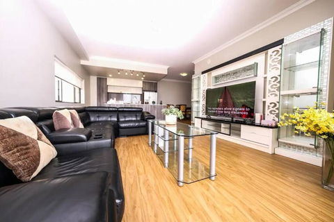 Spacious 3bed Apt With Pool & Gym Near Parramatta - Redcliffe Tourism 3