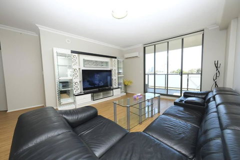 Spacious 3bed Apt With Pool & Gym Near Parramatta - Redcliffe Tourism 0