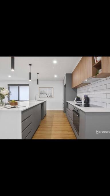 Spacious House Close To Hobart CBD WiFi And New Sony QLED Smart TV - Redcliffe Tourism 0