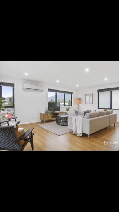 Spacious House Close To Hobart CBD WiFi And New Sony QLED Smart TV - Redcliffe Tourism 1