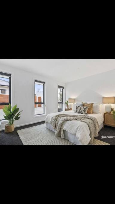 Spacious House Close To Hobart CBD WiFi And New Sony QLED Smart TV - Redcliffe Tourism 2