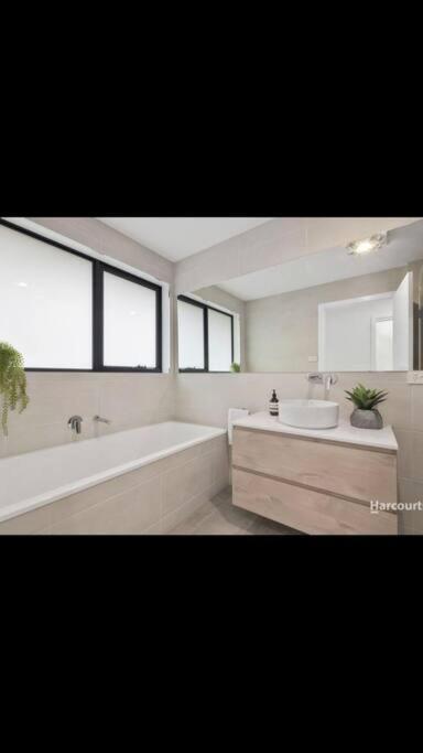 Spacious House Close To Hobart CBD WiFi And New Sony QLED Smart TV - Redcliffe Tourism 3
