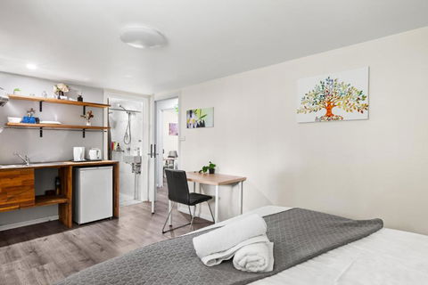Spacious King Studio Room - Nearby Station & Shops - Located At Carramar - Redcliffe Tourism 1
