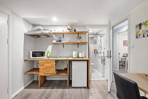 Spacious King Studio Room - Nearby Station & Shops - Located At Carramar - Redcliffe Tourism 2