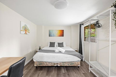 Spacious King Studio Room - Nearby Station & Shops - Located At Carramar - Redcliffe Tourism 0