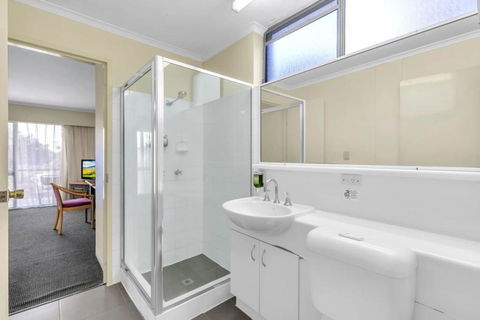 Spacious Room Ideal For Biz And Leisure - Redcliffe Tourism 1