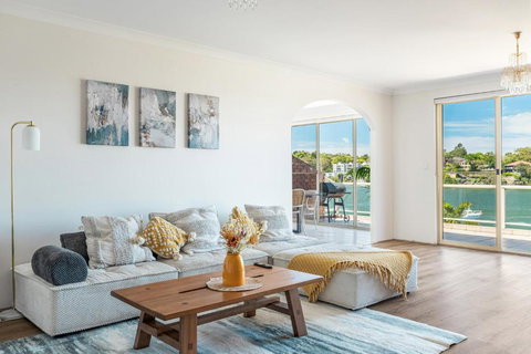 Stunning Waterfront Place With Swimpool, Harbour View And Free P - Redcliffe Tourism 0