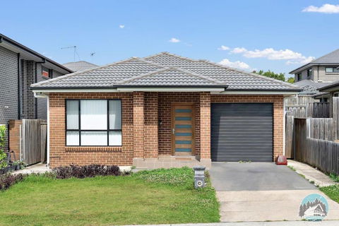 Stylish 4BR House In Minto - Near Shops & Train - Redcliffe Tourism 0