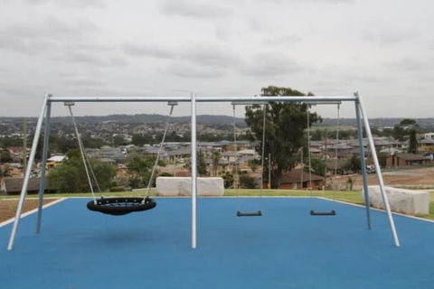 Stylish 4BR House In Minto - Near Shops & Train - Redcliffe Tourism 2
