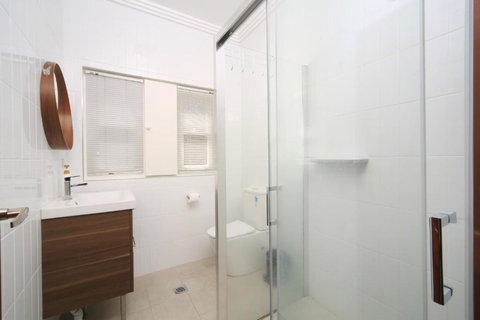 Sydney, Bexley North Holiday Home 3bedrooms, Free Parking, Close To Train Station And CBD - Redcliffe Tourism 3