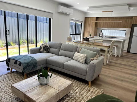 The Cosy Cottage - Redcliffe Tourism 1