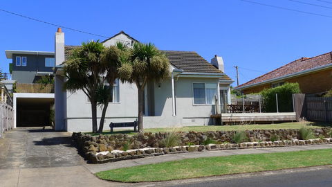 BEACHPOINT COTTAGE - Redcliffe Tourism 0