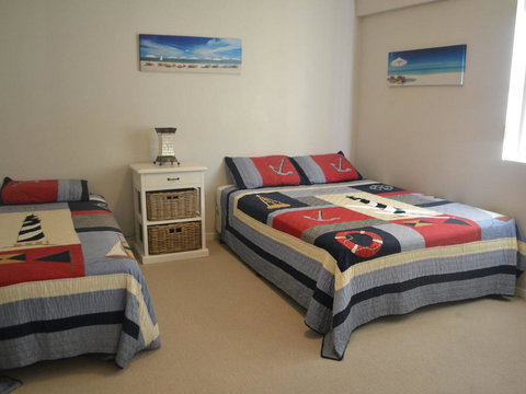 Beachside 4 With Airconditioning And Spa Bath - Redcliffe Tourism 3