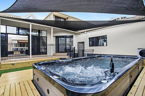 Beachside At Sapphire - Redcliffe Tourism 1