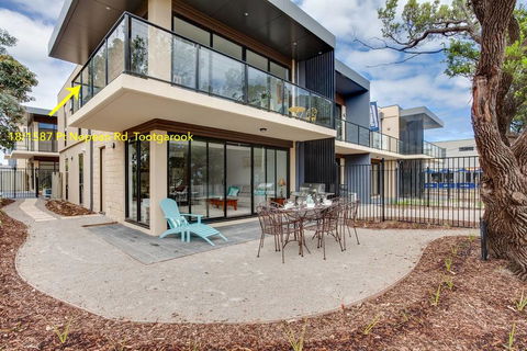 Beautiful Beachfront Apartment At Capel Sound - Redcliffe Tourism 2