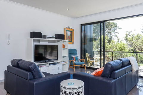 Beautiful Beachfront Apartment At Capel Sound - Redcliffe Tourism 1