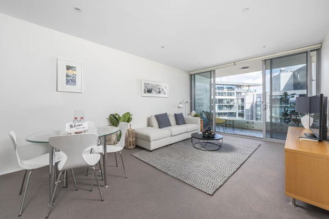 Beautiful Modern Lake View Apartment - Redcliffe Tourism 3