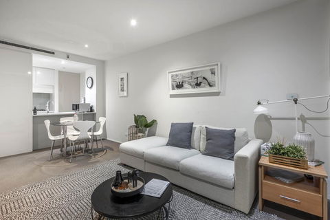 Beautiful Modern Lake View Apartment - Redcliffe Tourism 2