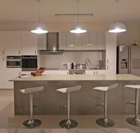 Beautifully Appointed Large Family Home - Redcliffe Tourism