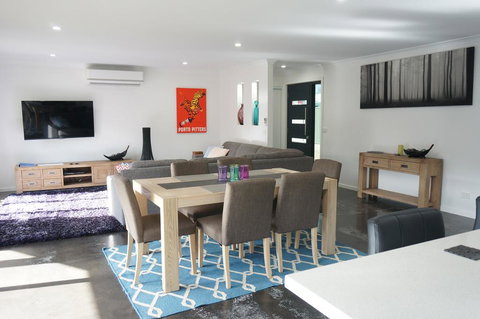 Ben's Place - Modern & Convenient - Redcliffe Tourism 0