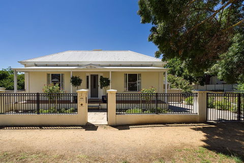 Berkeley Street Townhouse - Redcliffe Tourism 0