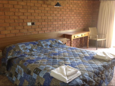 Berrigan Motel - Redcliffe Tourism 0