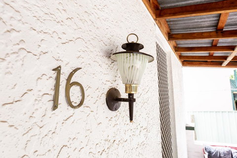 Best Central House - SLEEPS 11 !! - Redcliffe Tourism 1