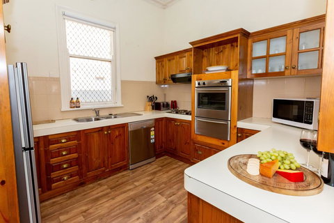 Best Central House - SLEEPS 11 !! - Redcliffe Tourism 2