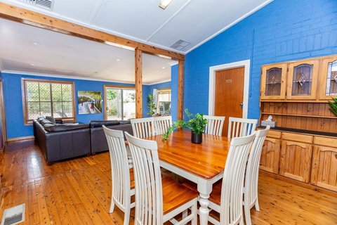 Best Central House - SLEEPS 11 !! - Redcliffe Tourism 0