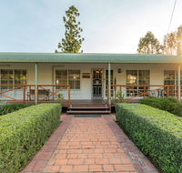 Birds 'n' Bloom Cottages - Redcliffe Tourism