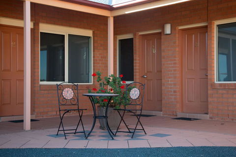 Bishop's Lodge Motor Inn - Redcliffe Tourism 1