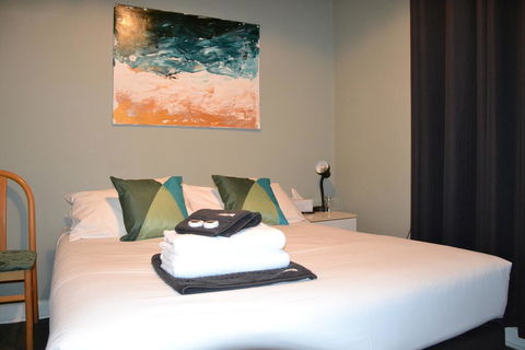 Black Diamond Lodge - Redcliffe Tourism 3