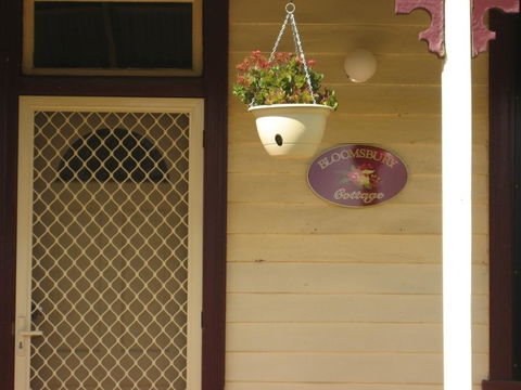 Bloomsbury Cottage - Redcliffe Tourism 3