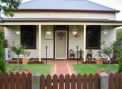 Bloomsbury Cottage - Redcliffe Tourism 1