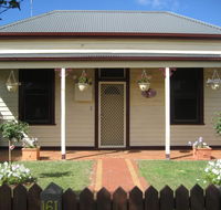 Bloomsbury Cottage - Redcliffe Tourism