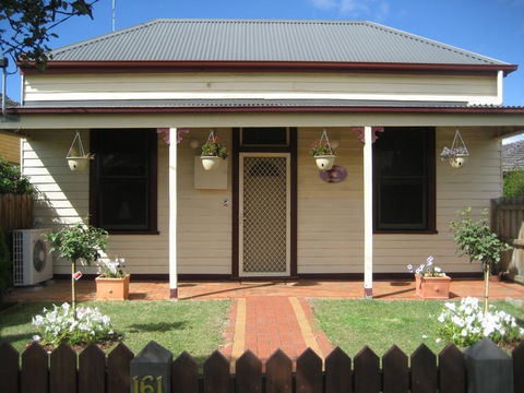 Bloomsbury Cottage - Redcliffe Tourism 0