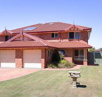 Blue Bay 83a Rocky Point Road - Foxtel  air conditioning downstairs - Redcliffe Tourism