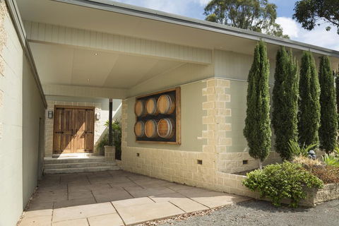 Blue Cliff Retreat - Redcliffe Tourism 3