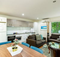 Bluewater 1 - Rainbow Shores Amazing Location Easy Walk To Beach Pool Aircon Outdoor spa - Redcliffe Tourism