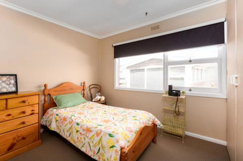 Three Little Ducks - Close And Cosy - Redcliffe Tourism 1