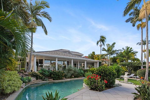 Westlake Getaway - Relaxing Pool & Golf Links - Redcliffe Tourism 2