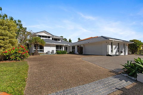 Westlake Getaway - Relaxing Pool & Golf Links - Redcliffe Tourism 1