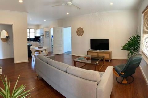 Yarrumla Beach Lodge - Redcliffe Tourism 1