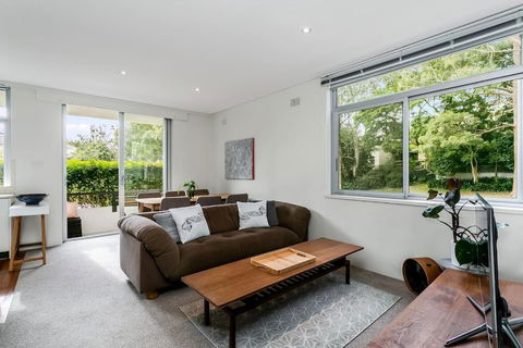 YNG03 - Cremorne - Young Street - Redcliffe Tourism 0