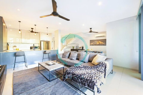 ZEN ARCTIC Luxury 2-Story T/House + Pool & Markets - Redcliffe Tourism 1