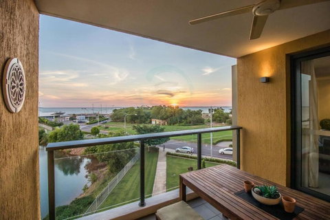 ZEN BY THE OCEAN - 1-BR Executive Biz Retreat - Redcliffe Tourism 0