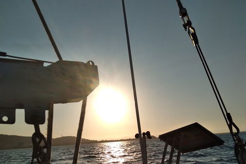 Townsville Small Group Early Morning Sailing Cruise Boat Tour Charter Hire - Redcliffe Tourism 5